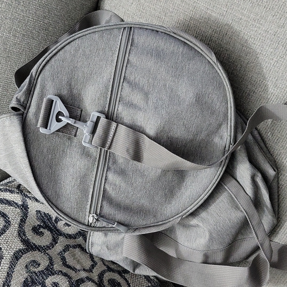 New duffle bag - Picture 2 of 3